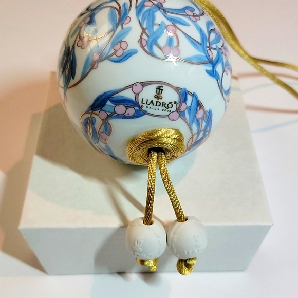 LLADRO VINTAGE "UNDER THE MISTLETOE BALL" - Picture 2 of 12